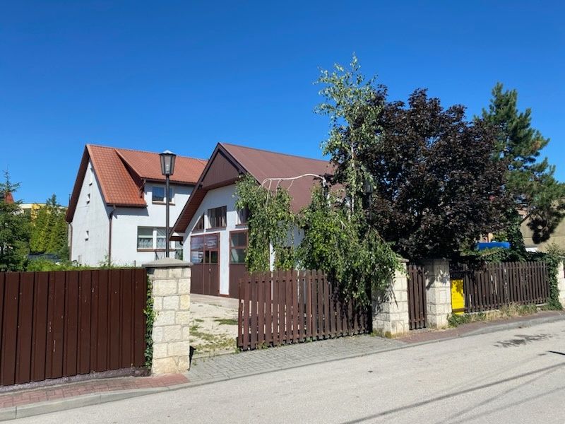 Dom z garażem. Pińczów.