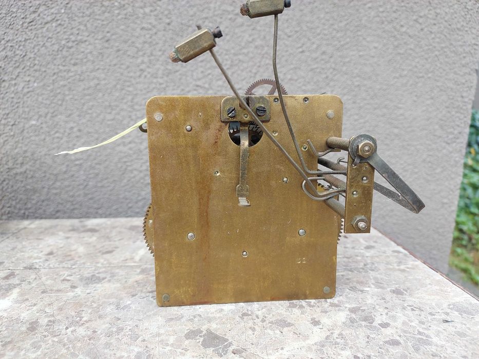 651 Mechanizm starego zegara ściennego