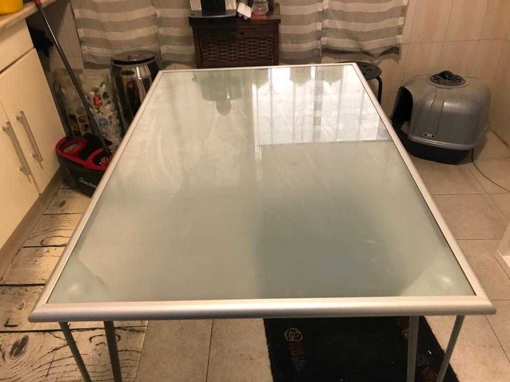 Mesa com tampo de vidro