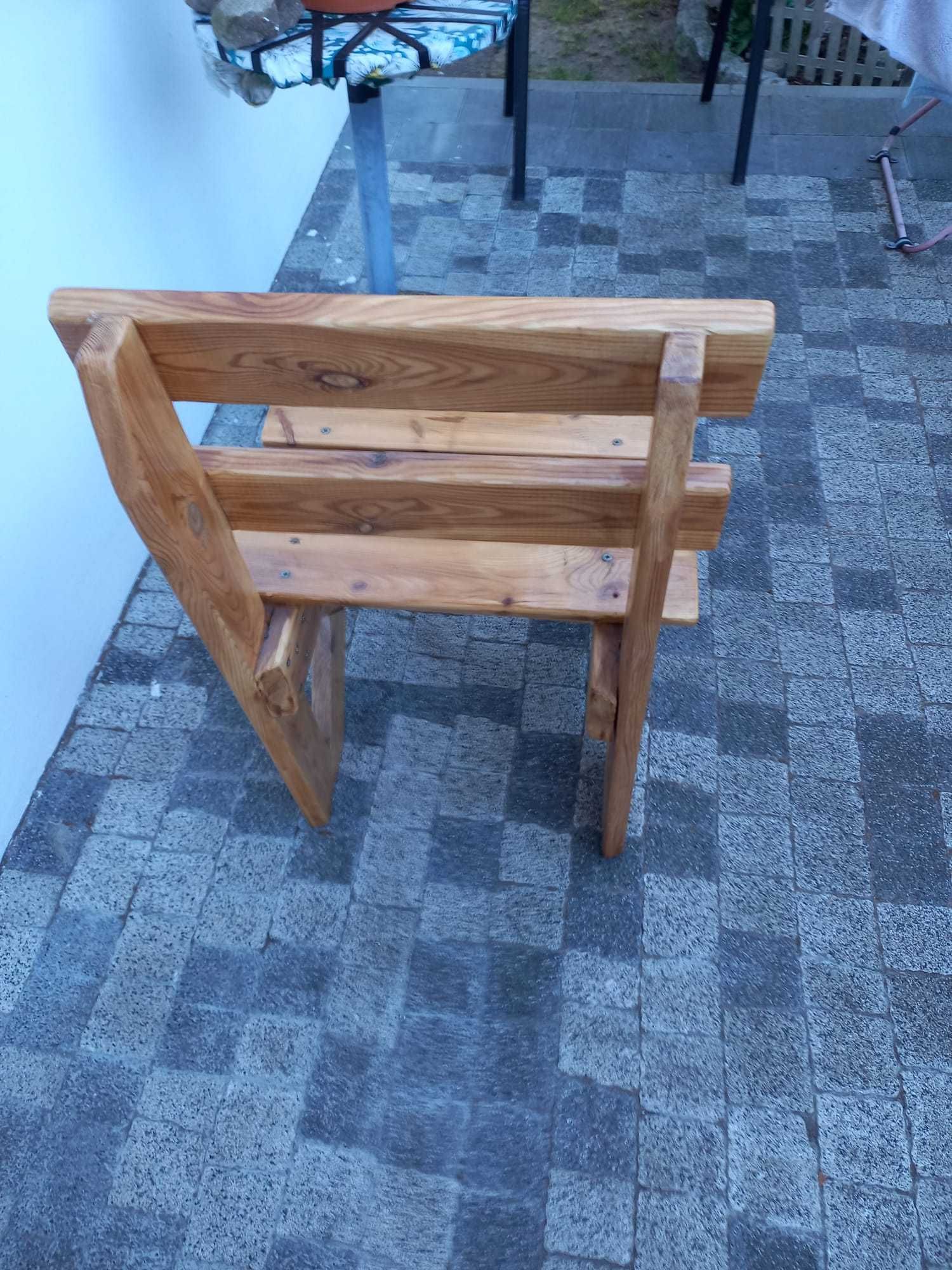 Elegancka, solidna ławka i krzesło z drzewa sosnowego