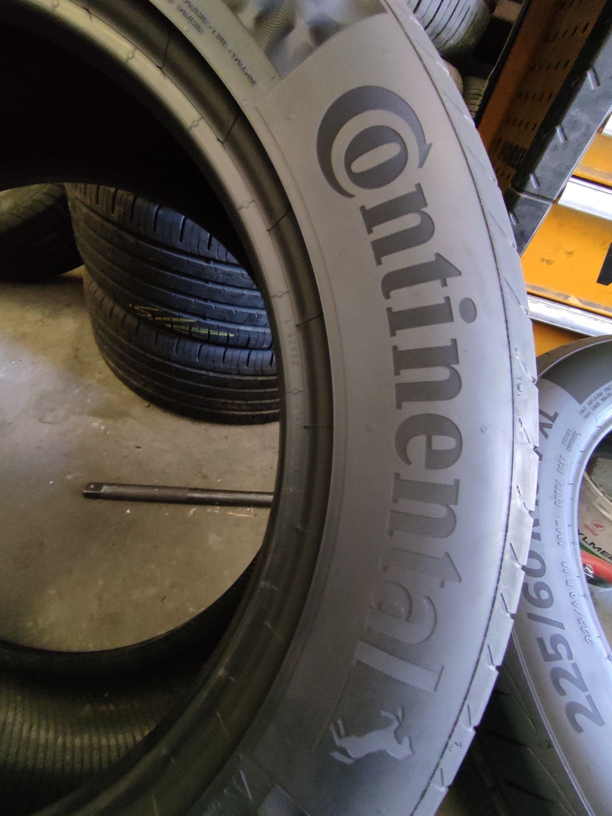 Sprzedam bardzo ładne opony Continental 225/60 r18