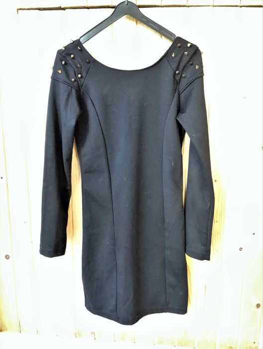 czarna mini sukienka długi rękaw s 36 z kolcami złote