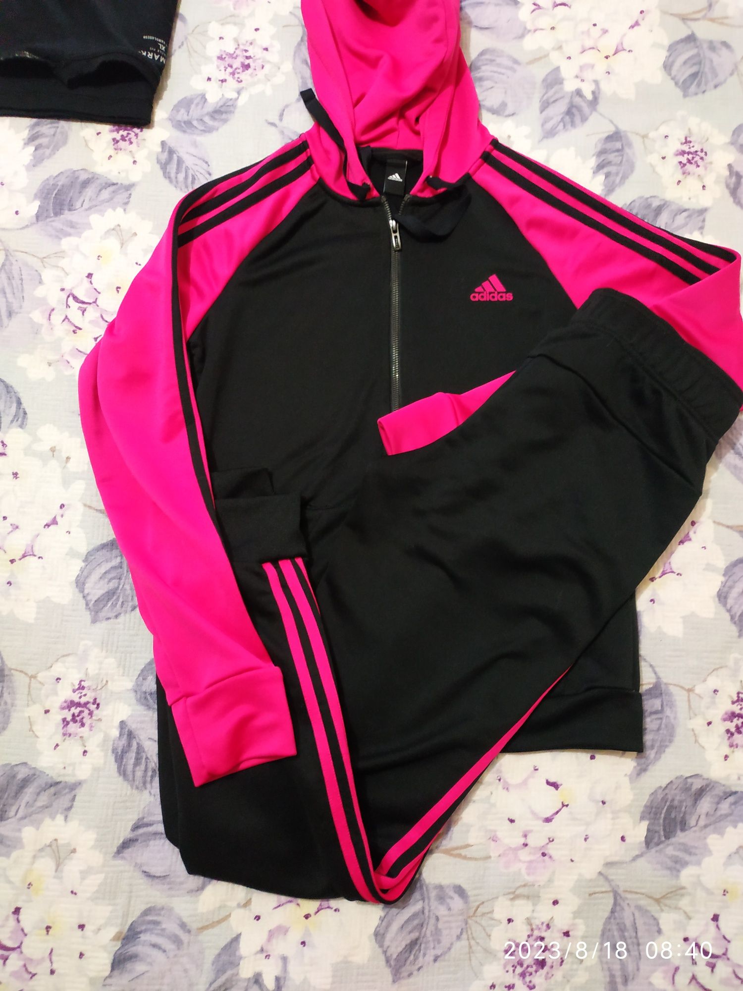 Яркий фирменный костюм Adidas