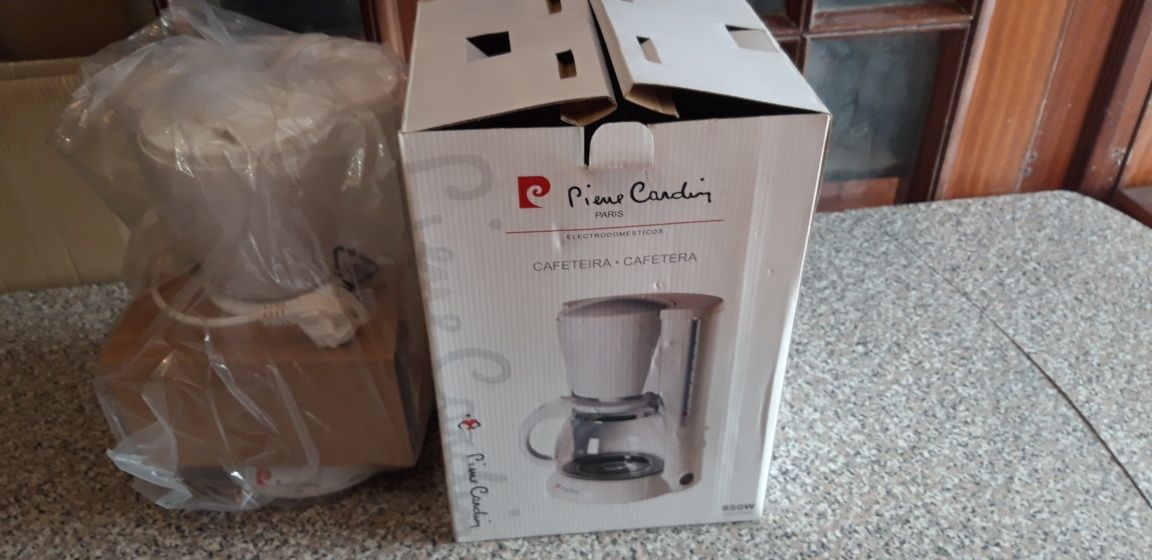 Cafeteira Eléctrica Nova Pierre Cardin