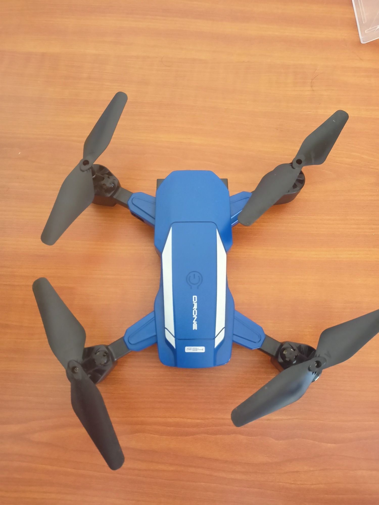 drone f-84 com peças sobressalentes e comando