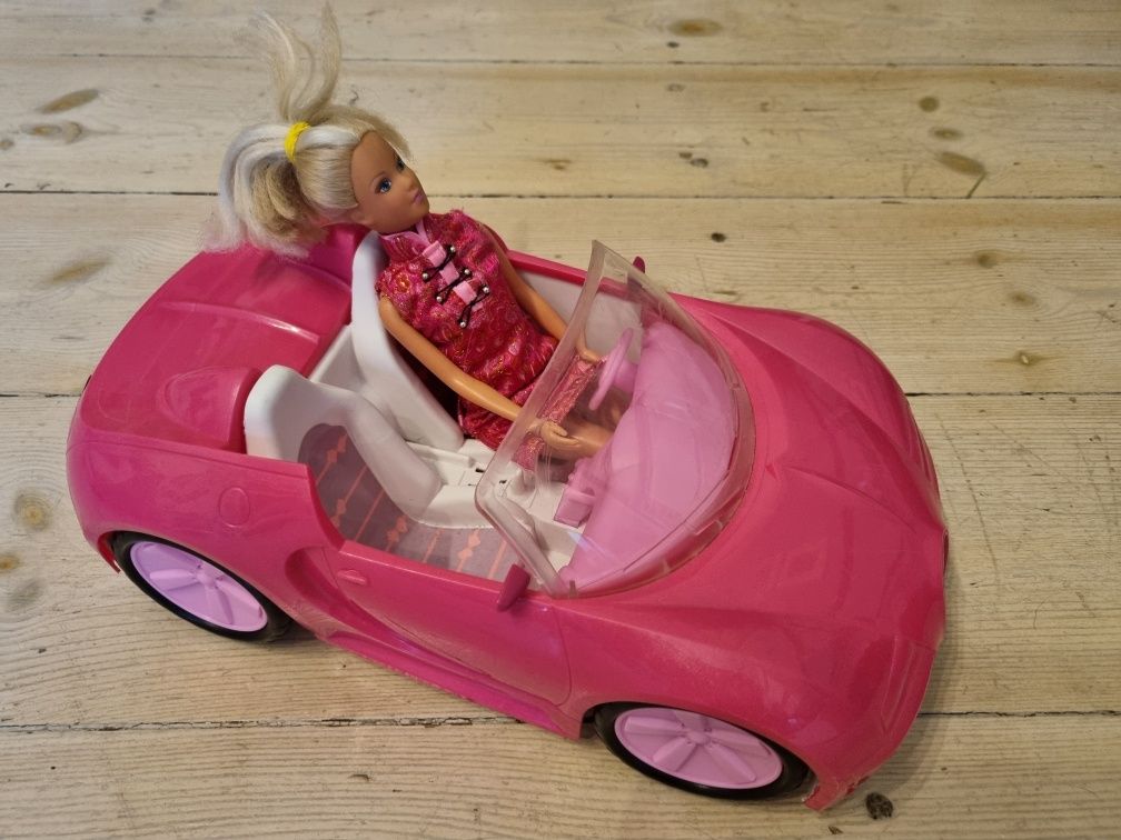 Samochód z lalką barbie