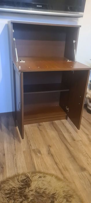 Brązowa komoda z brakiem