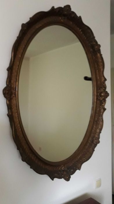 duże lustro w starej ramie