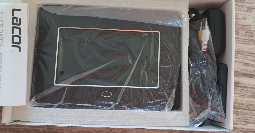 Moldura digital 7" NOVA, ainda na caixa