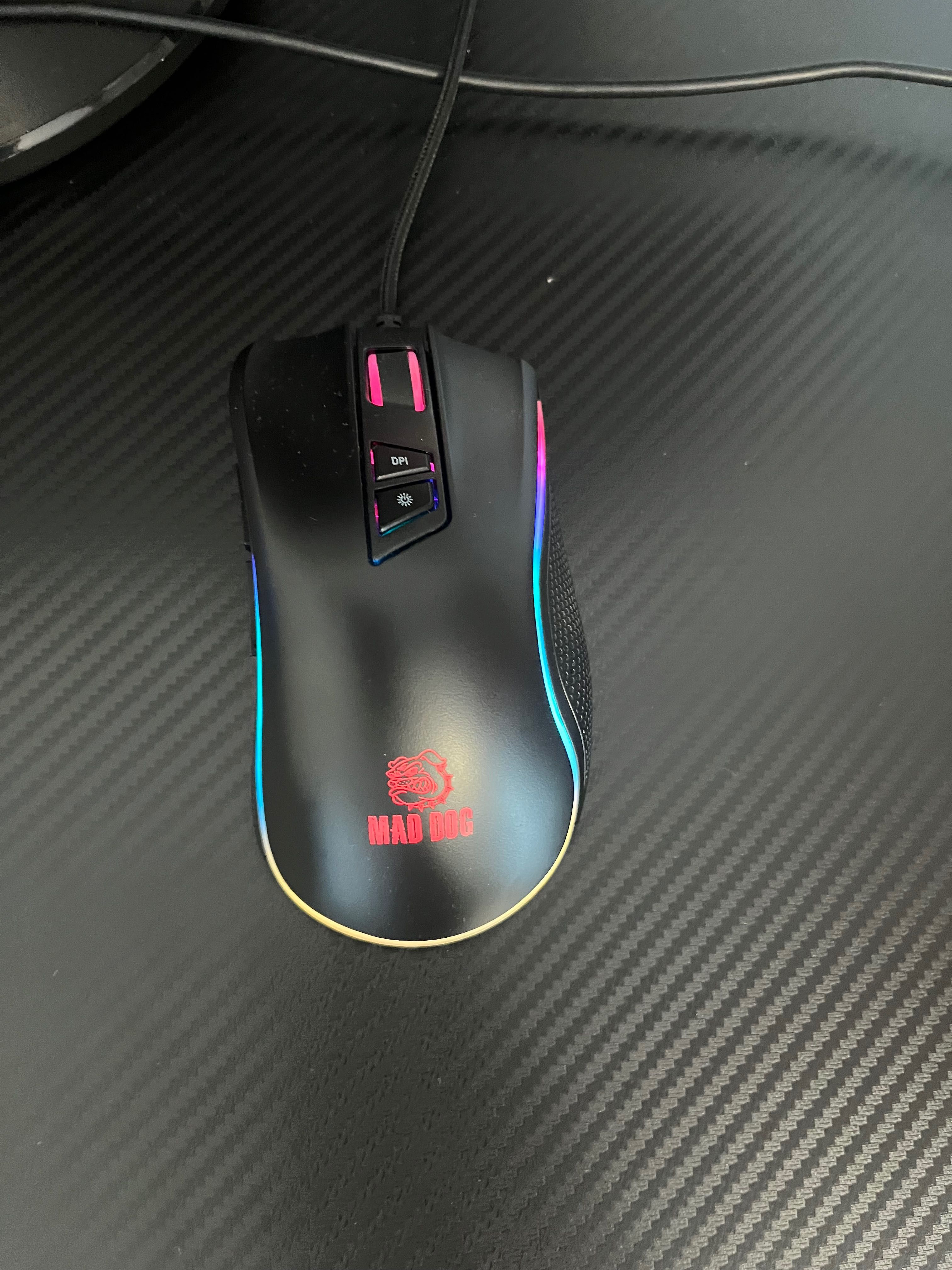 Komputer gamingowy w zestawie z monitorem, klawiaturą, myszką
