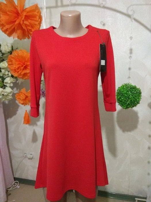 Красивое красное платье р.42-44