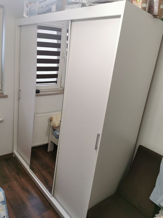 Biała szafa przesuwana