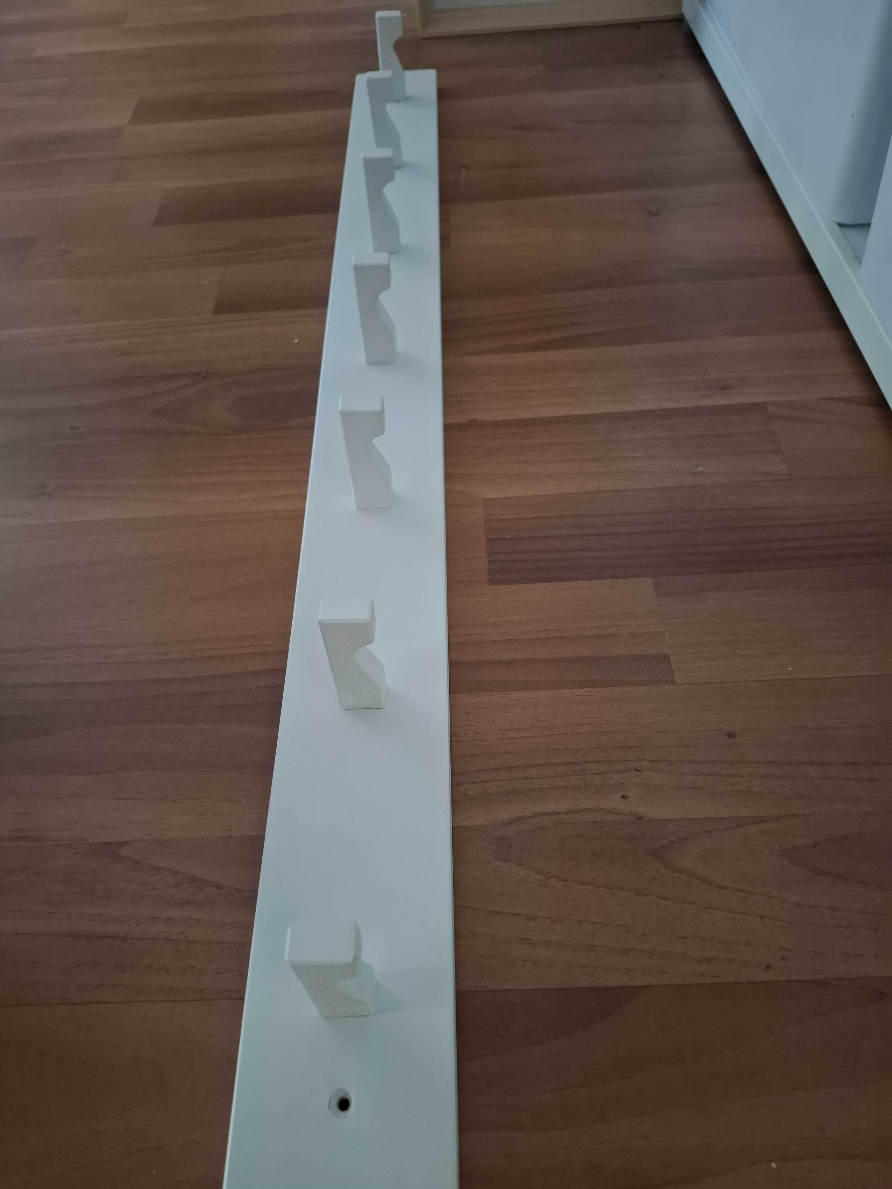Cabide branco Ikea com 7 ganchos
