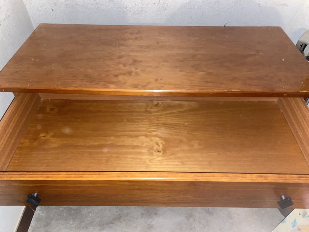 Conjunto de uma cómoda e duas bancas de cabeceira