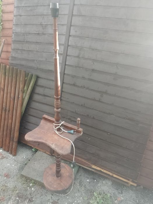 Sprzedam starą stojącą drewnianą lampę  wysokość 142 cm