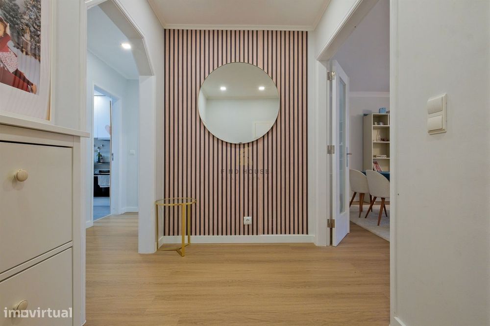 Apartamento T2 remodelado, com garagem box em São Domingos de Rana