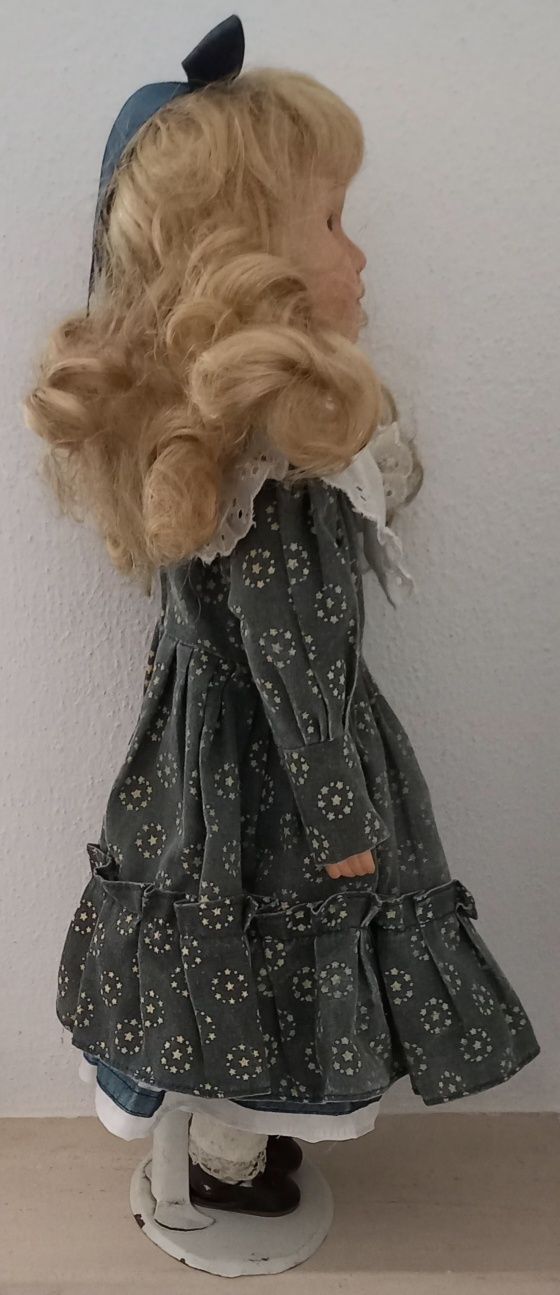 Boneca em porcelana com base