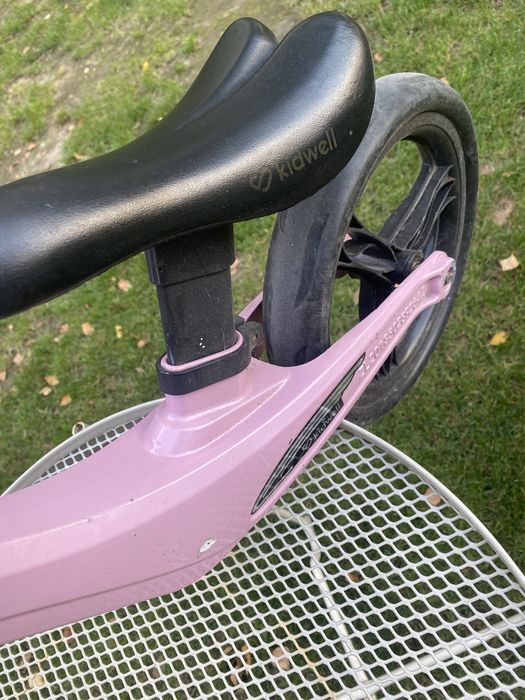 Różowy lekki rowerek biegowy kidwell