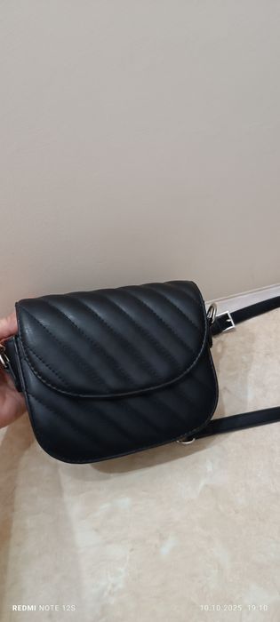 Mała czarna torebka firmy Reserved