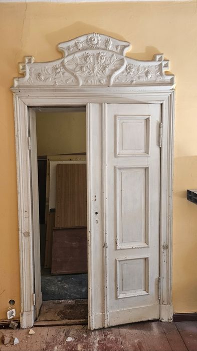 Zdobiona ościeżnica drzwiowa
