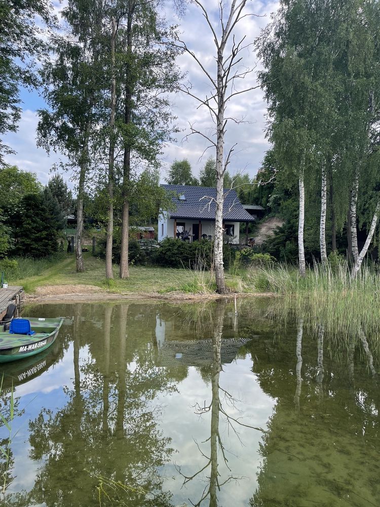 Dom nad jeziorem Leleszki z linią brzegową