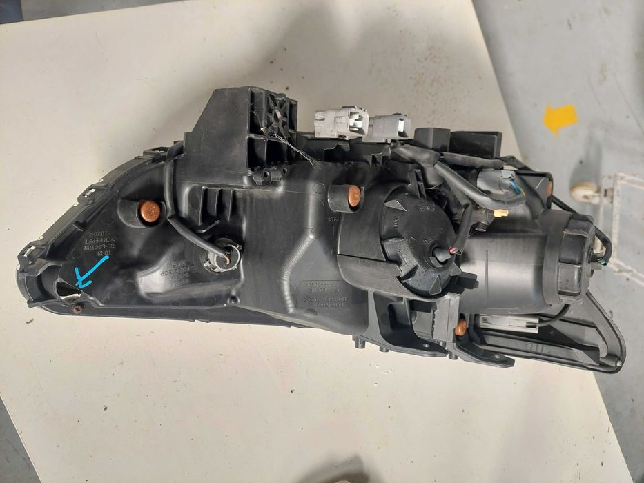 farol esquerdo Mitsubishi asx