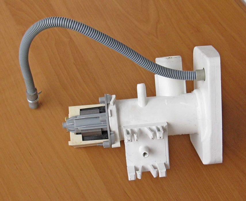 Насос (зливна помпа) Askoll M290889N у зборі пральної машини Zanussi