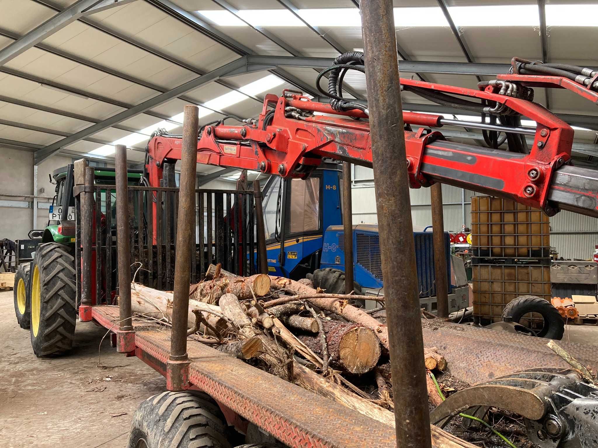 Conjunto florestal reboque e grua, trator boldozer e proteções