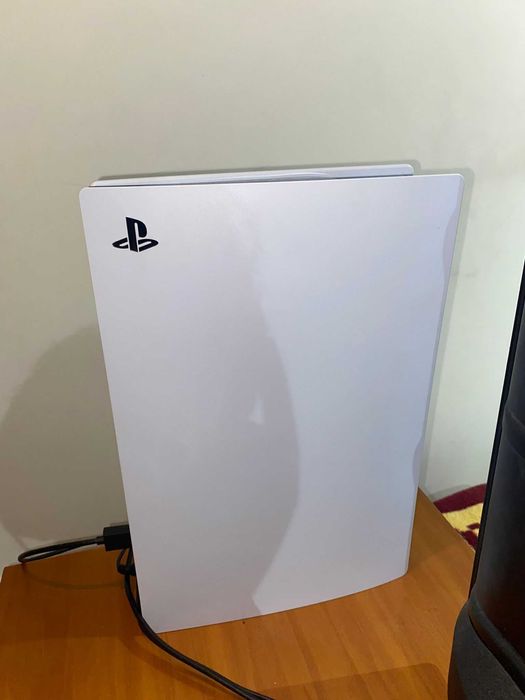 PS5 como nova, 2 comandos 2 jogos físicos e conta com jogos digitais