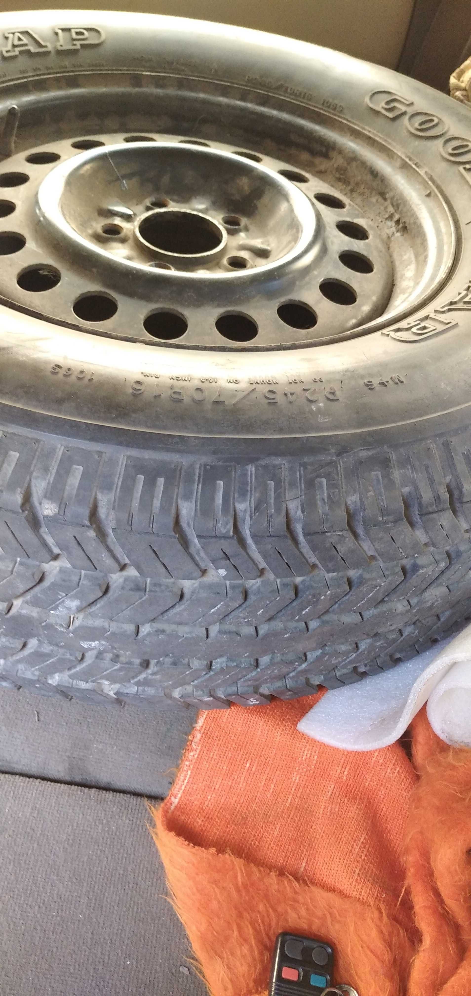 Продам запаску goodyear wrangler 245 70 r16 кріплення 5x114.3