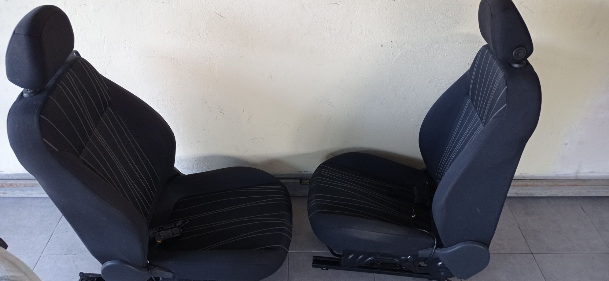 Fotele siedzenia przednie przód Opel Corsa D