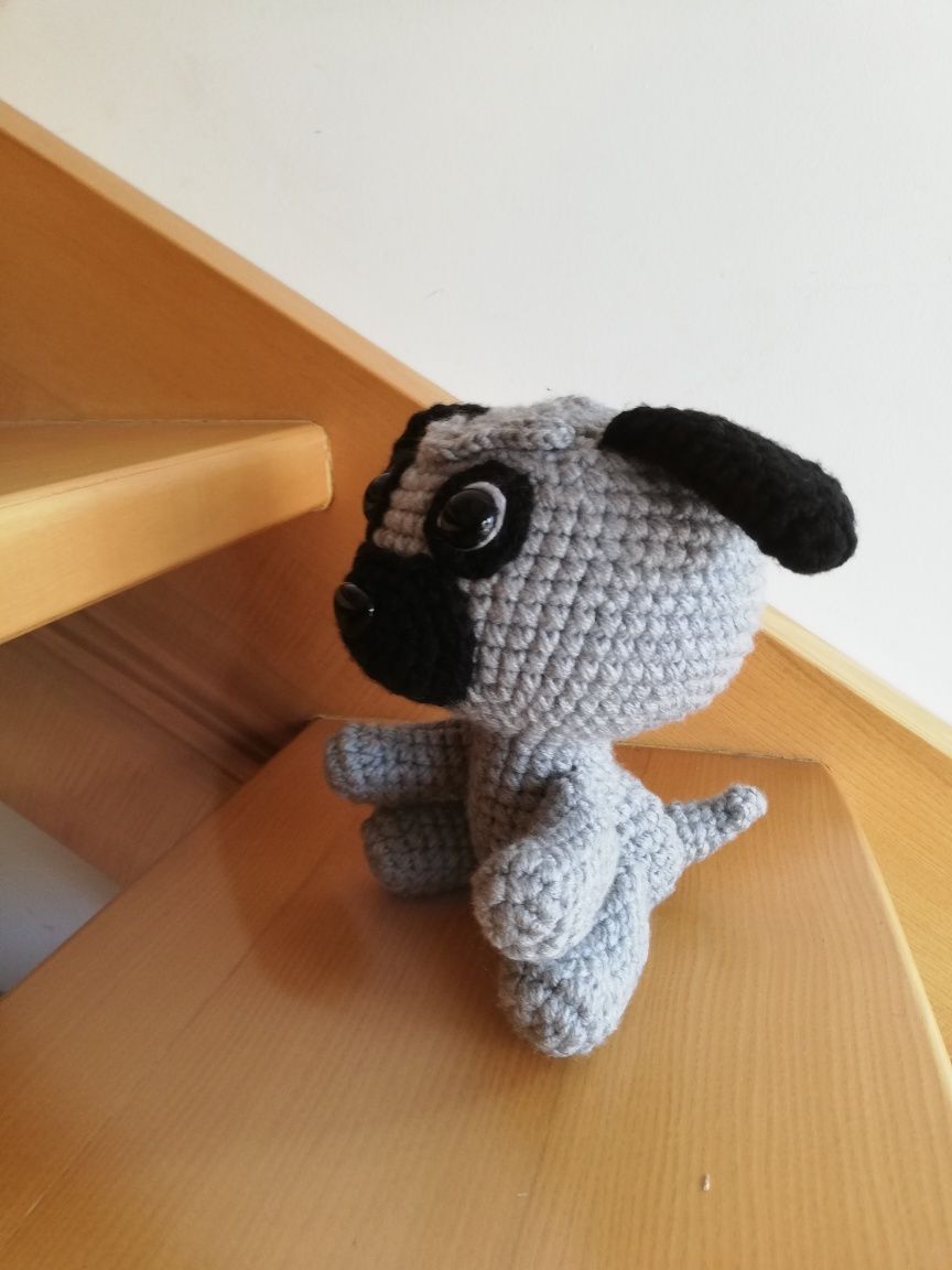 Piesek mops na szydełku