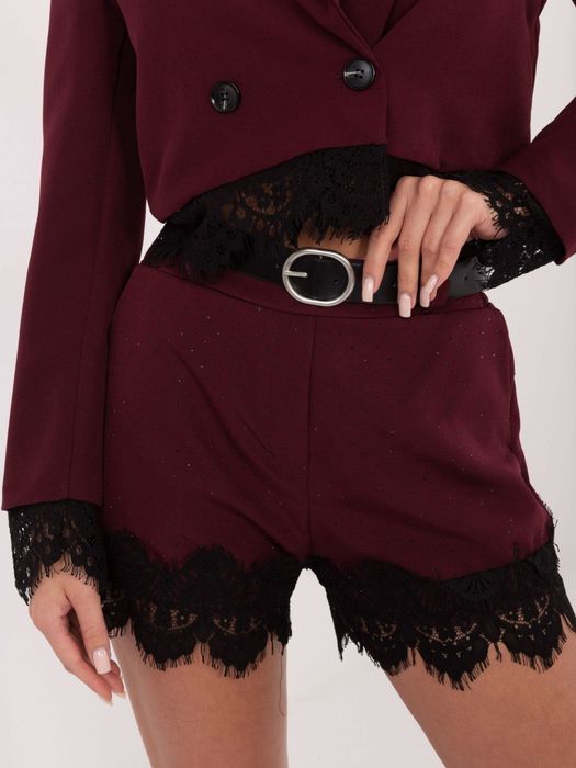 Burgundowe eleganckie szorty damskie z koronką i paskiem Italy Moda