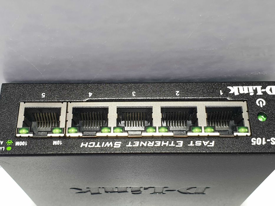 Світч D Link DES 105 5port   Комутатор
