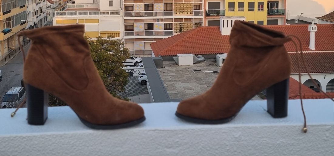 Botas castanhas novas