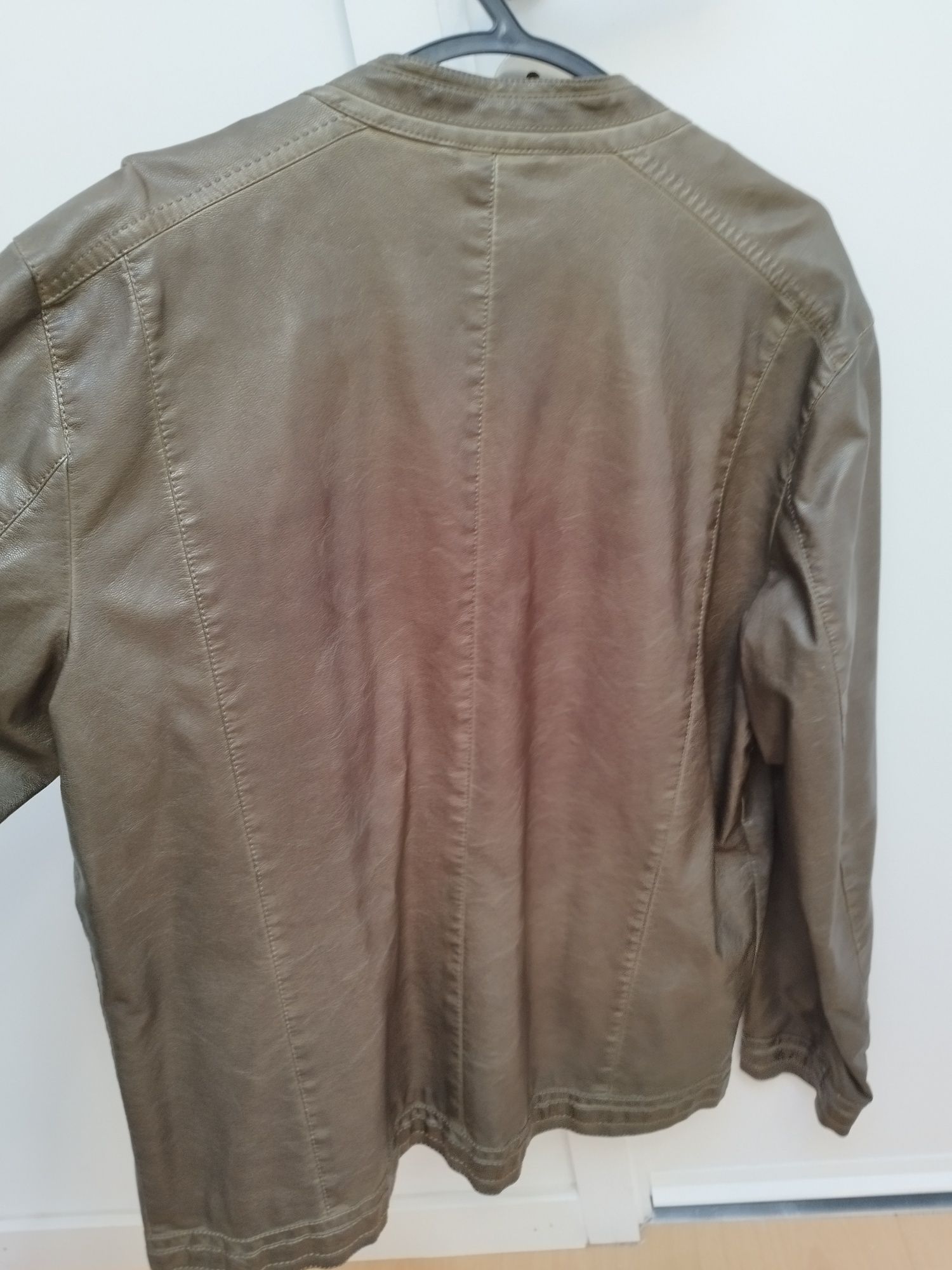 Casaco em pele marca Zara