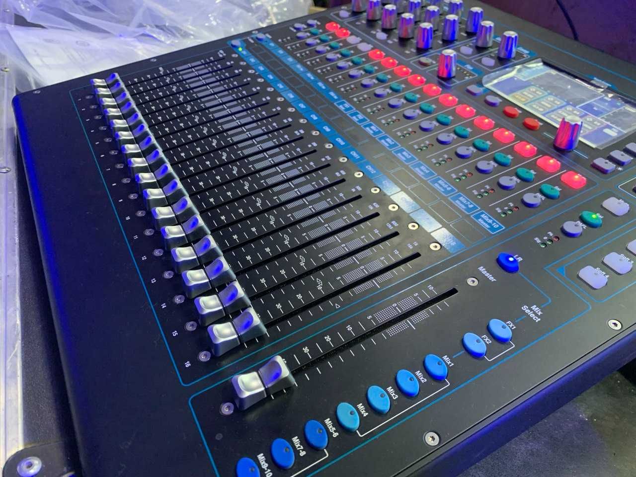 Цифровий мікшерний пульт Allen Heath Qu-16C