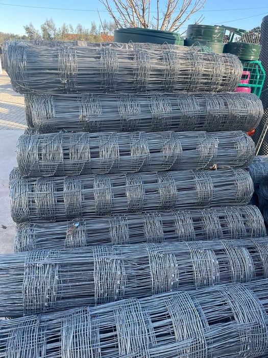 Postes madeira tratados e torneados e diversas redes para vedação