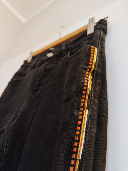 Reserved jeansy z orientalnym haftowanym lampasem 38