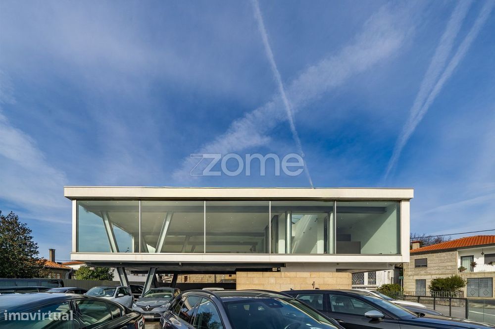 Pavilhão/ Edifício para Comércio e Serviços em Lordelo, Guimarães