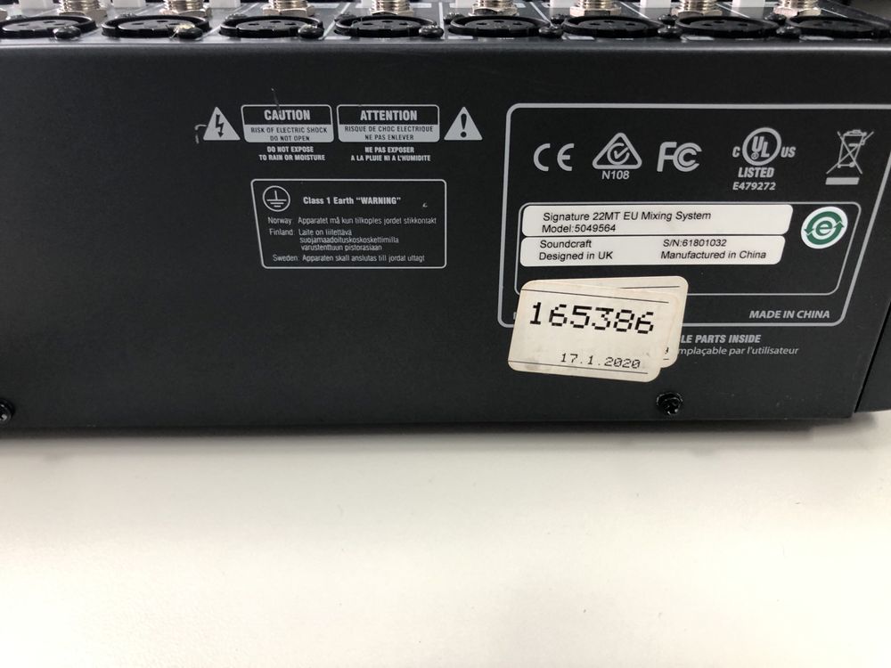 Soundcraft  Signature 22