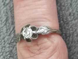 Elegancki srebrny pierścionek z białym kamieniem, ZSRR.