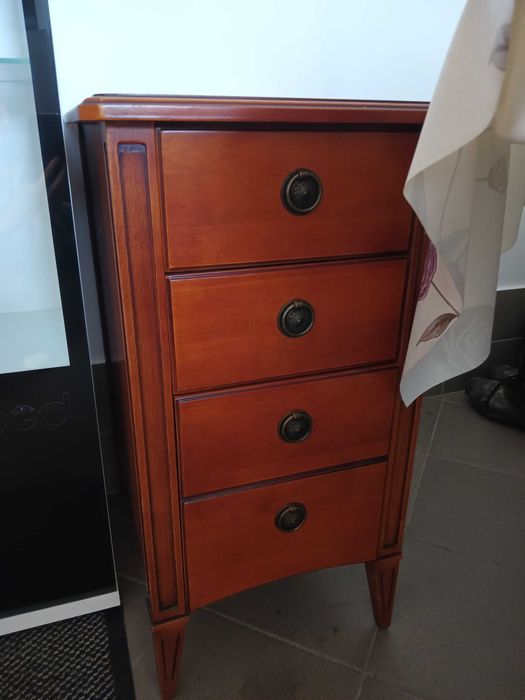 Mała szafka komoda drewniana z szufladami