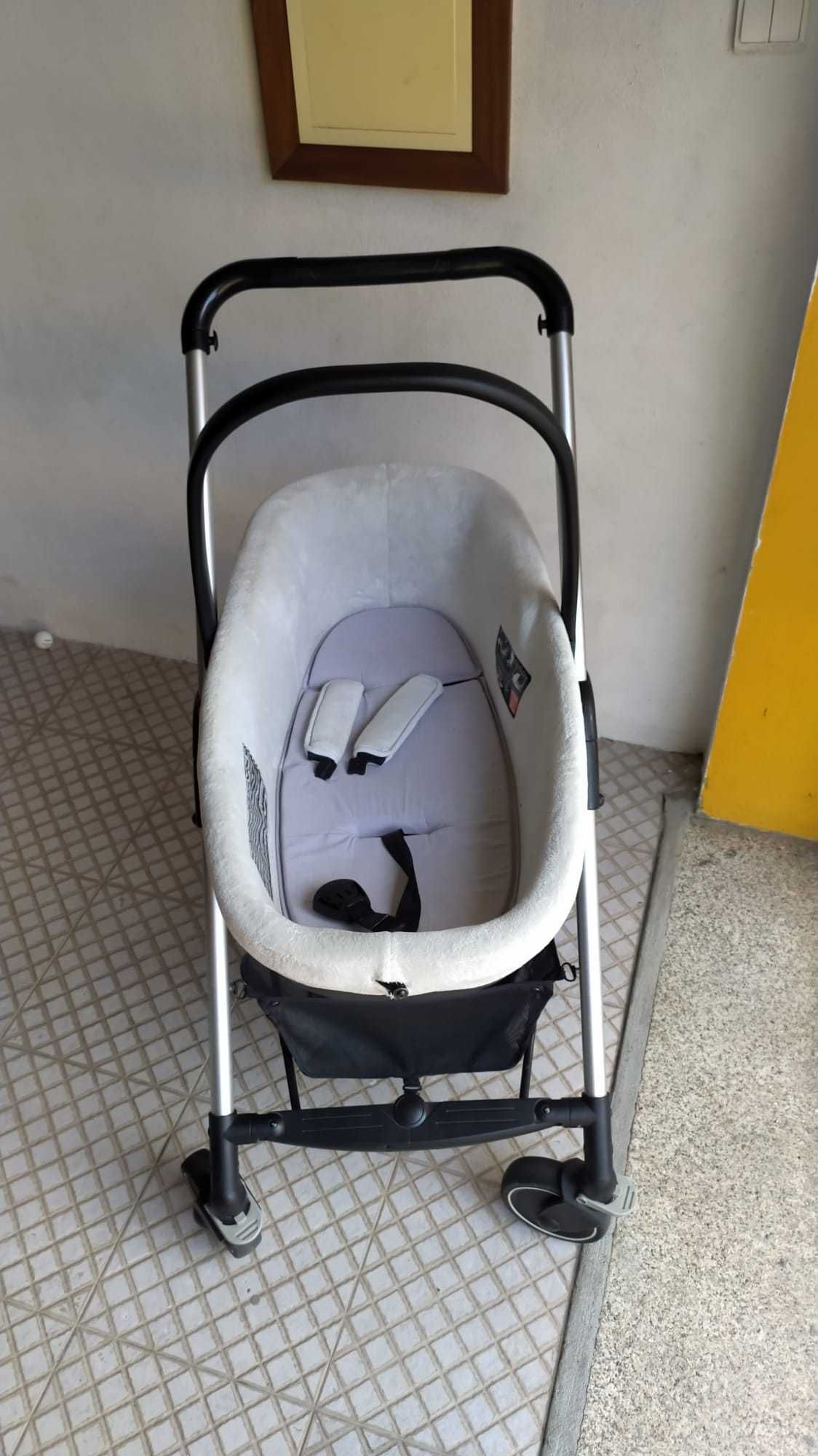 Carrinho de bebé completo, cadeira refeições e outros artigos de bebé.