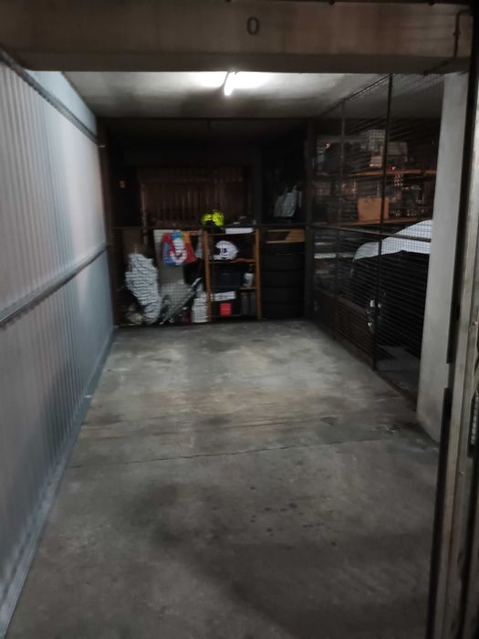 Aluga se garagem fechada