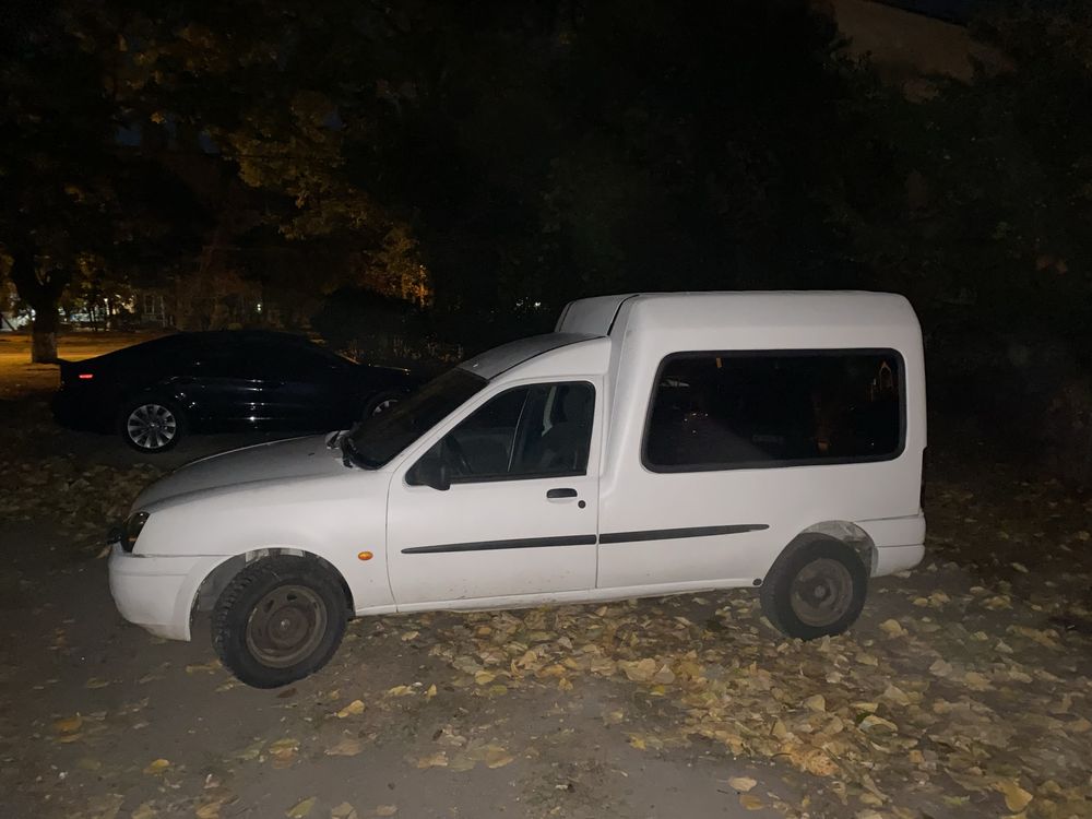 Машина Ford courier