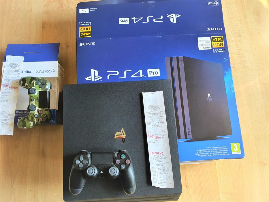 Konsola PS4 PRO 1TB +2 pady + stacja ładująca + 10 gier.