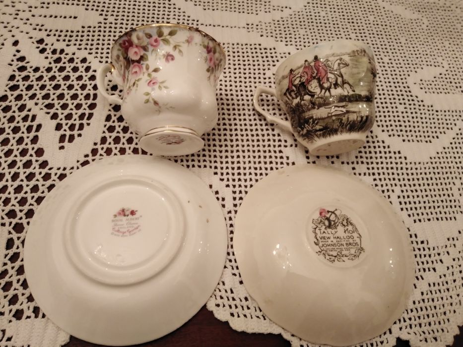 2 Chávenas de Chá em Porcelana da Royal Albert e da Johnson Bross