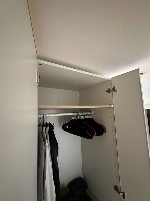 Guarda-roupa IKEA branco com espelhos – funcional e elegante