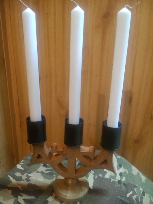Канделябр на три свічки у формі тризуба з гранатометних гільз 40 мм.